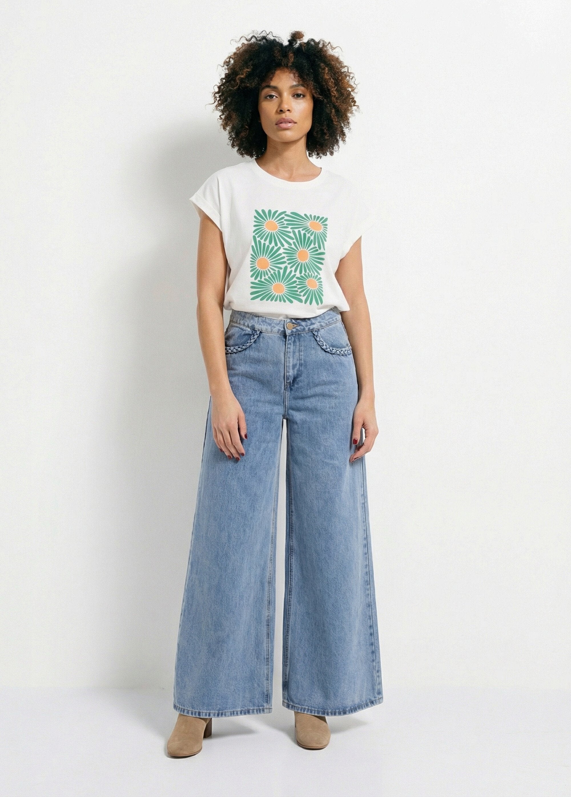 Round_neck_T-shirt_with_stylized_flowers_White_print_SF1_slim