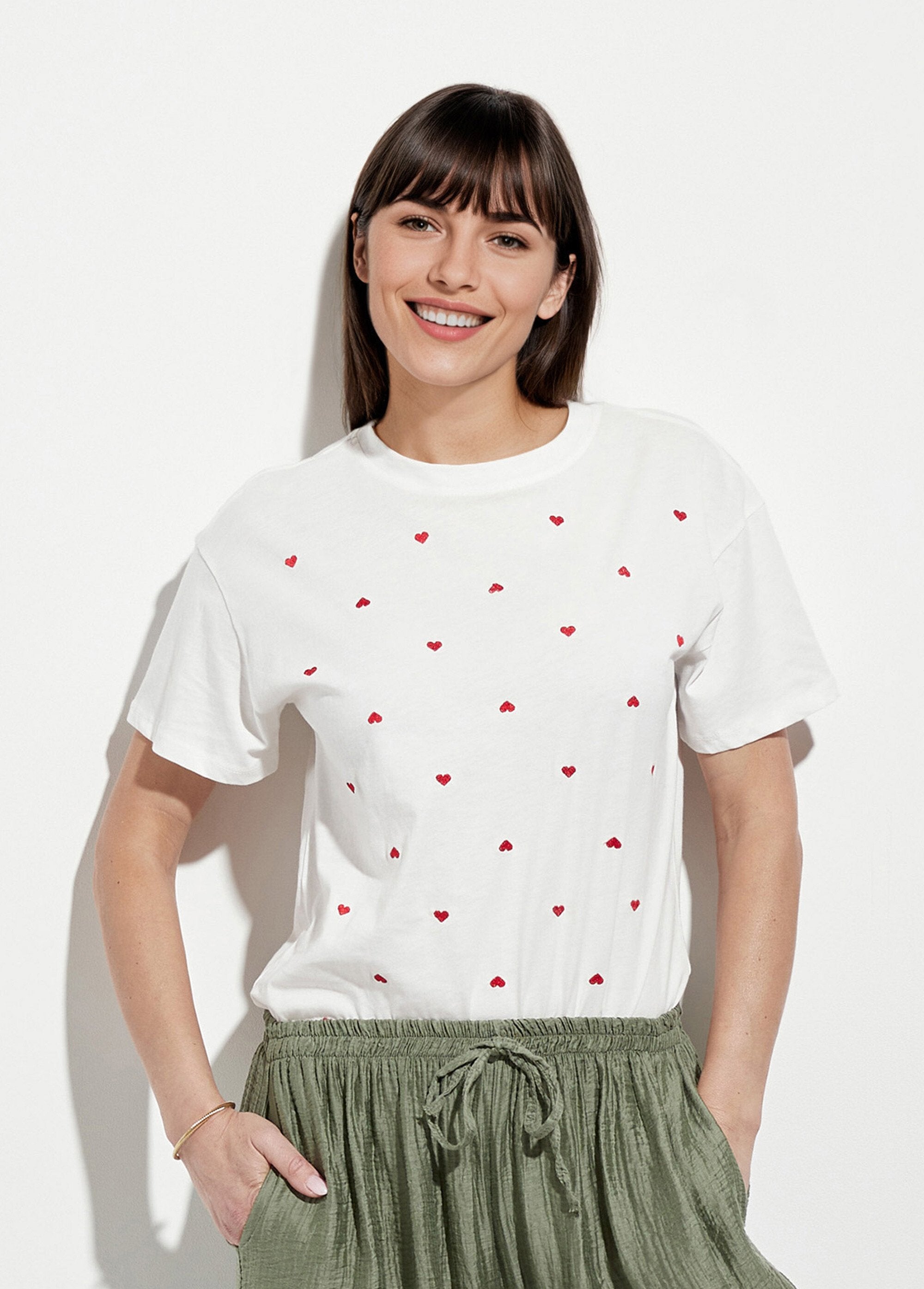 Round_neck_T-shirt_with_small_embroidered_hearts_White_FA1_slim