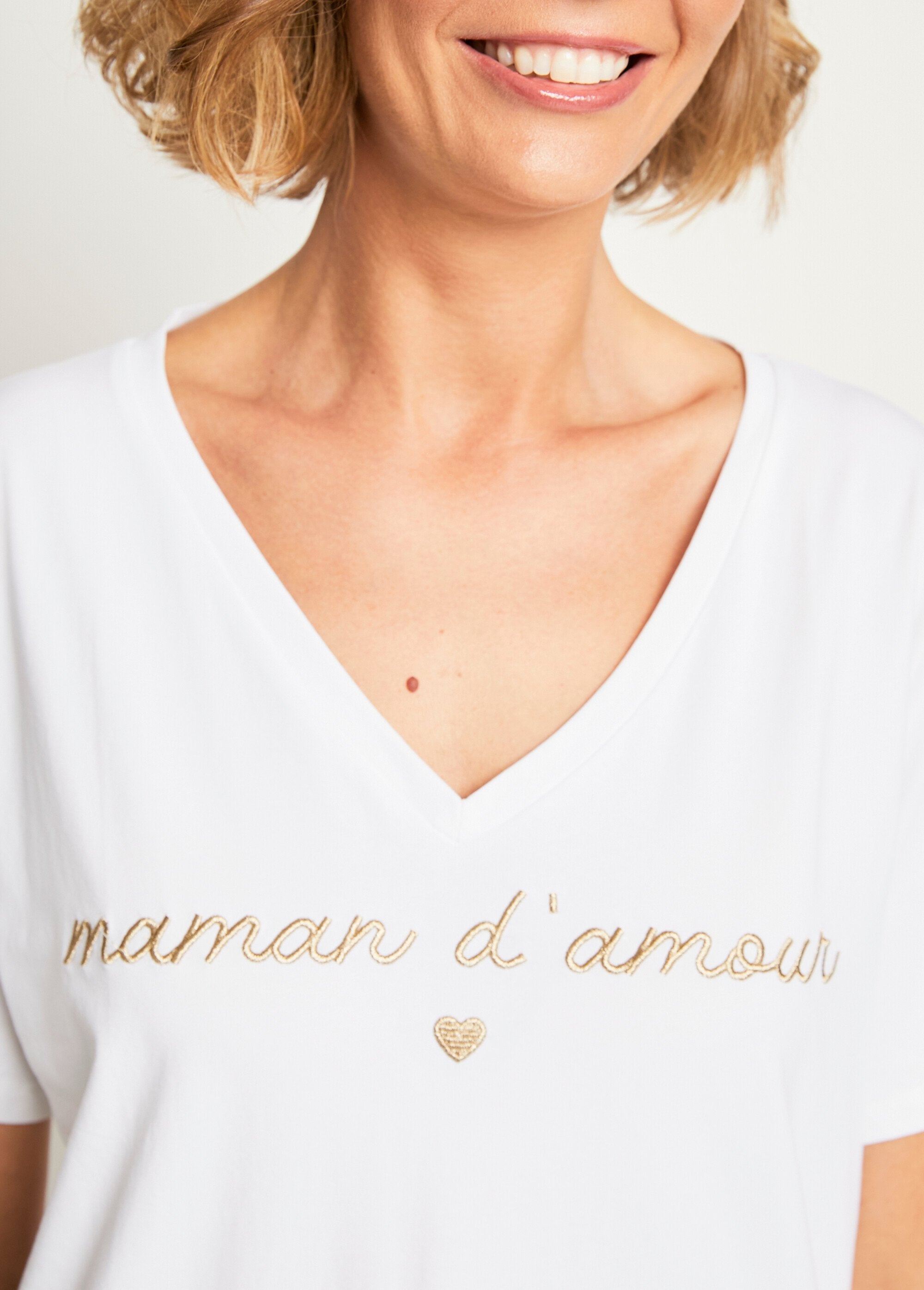 V-neck_T-shirt_with_embroidered_message_White_DE2_slim