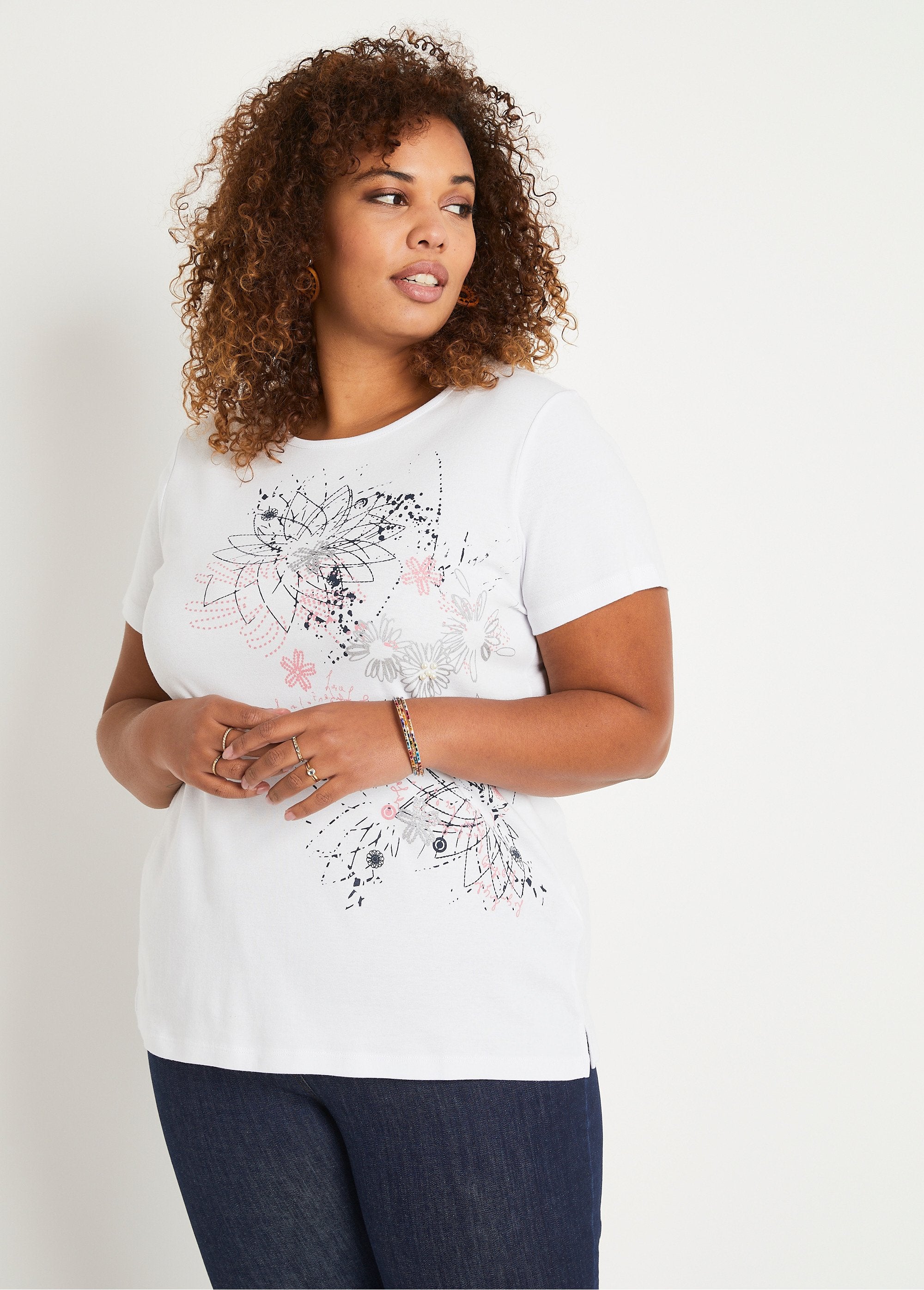 Long_floral_pattern_t-shirt_with_side_slits_White_FA1_curvy