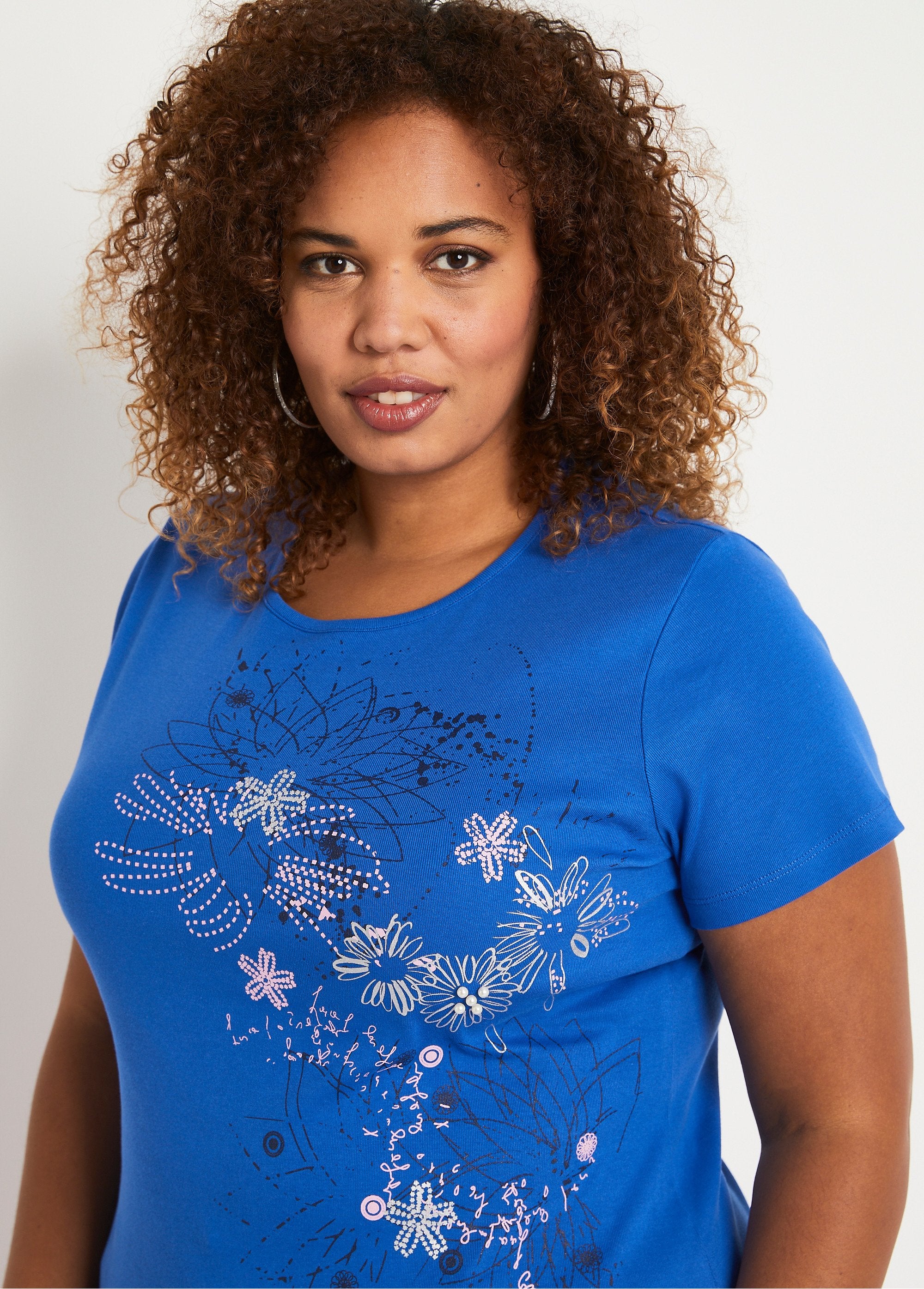 Long_floral_pattern_t-shirt_with_side_slits_Blue_DE2_curvy