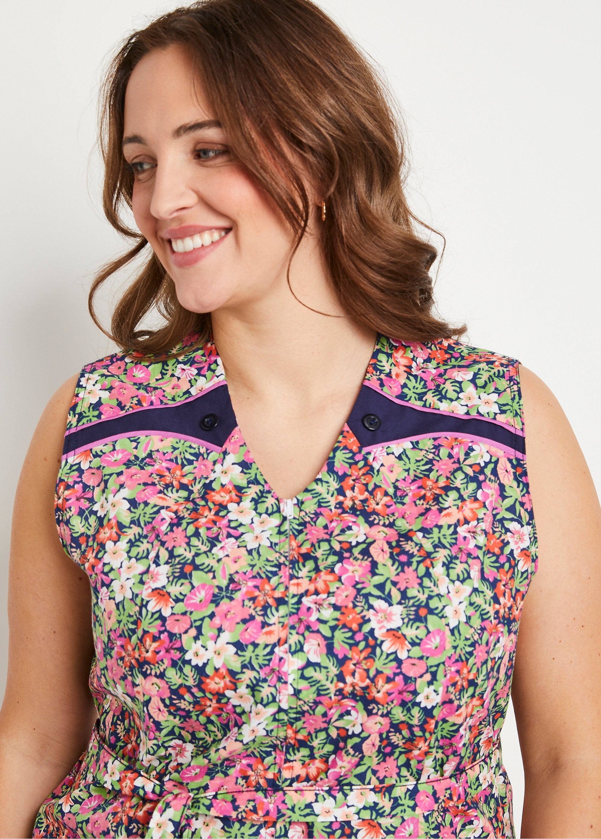 Floral_sleeveless_zipped_apron_Navy_and_pink_DE1_curvy