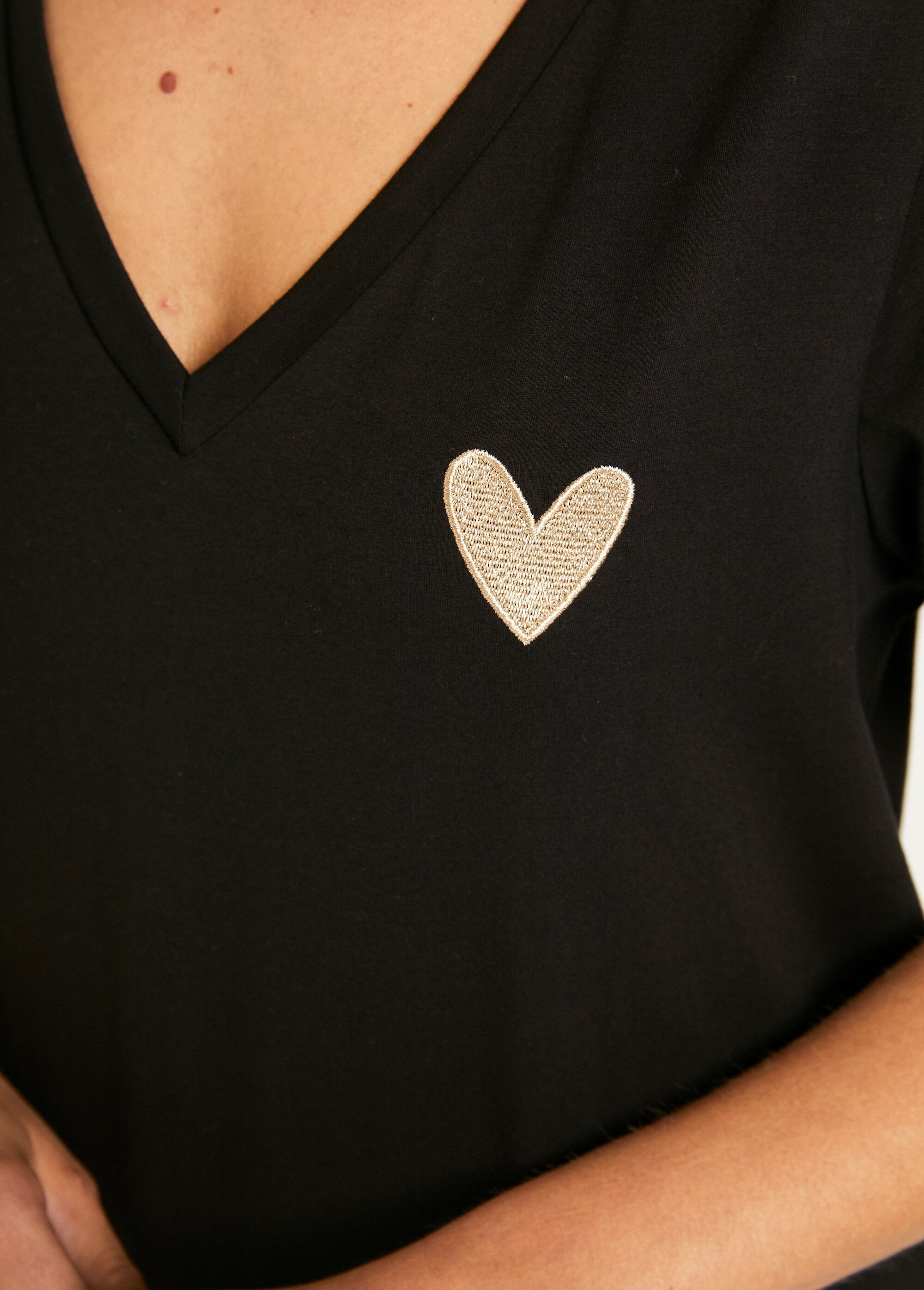 Heart_embroidered_V-neck_T-shirt_Black_DE2_slim