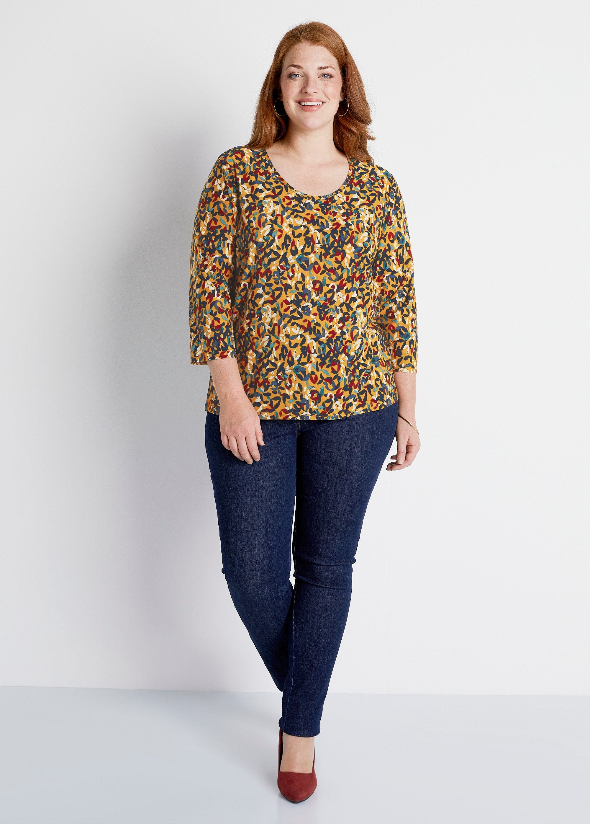 Short_round_neck_3/4_sleeve_printed_t-shirt_Honey_background_SF1_curvy