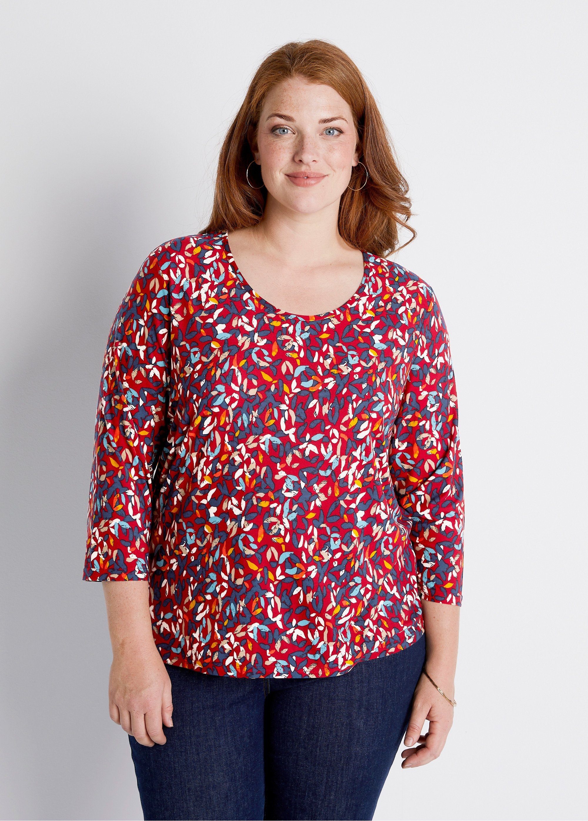 Short_round_neck_3/4_sleeve_printed_t-shirt_Burgundy_background_FA1_curvy