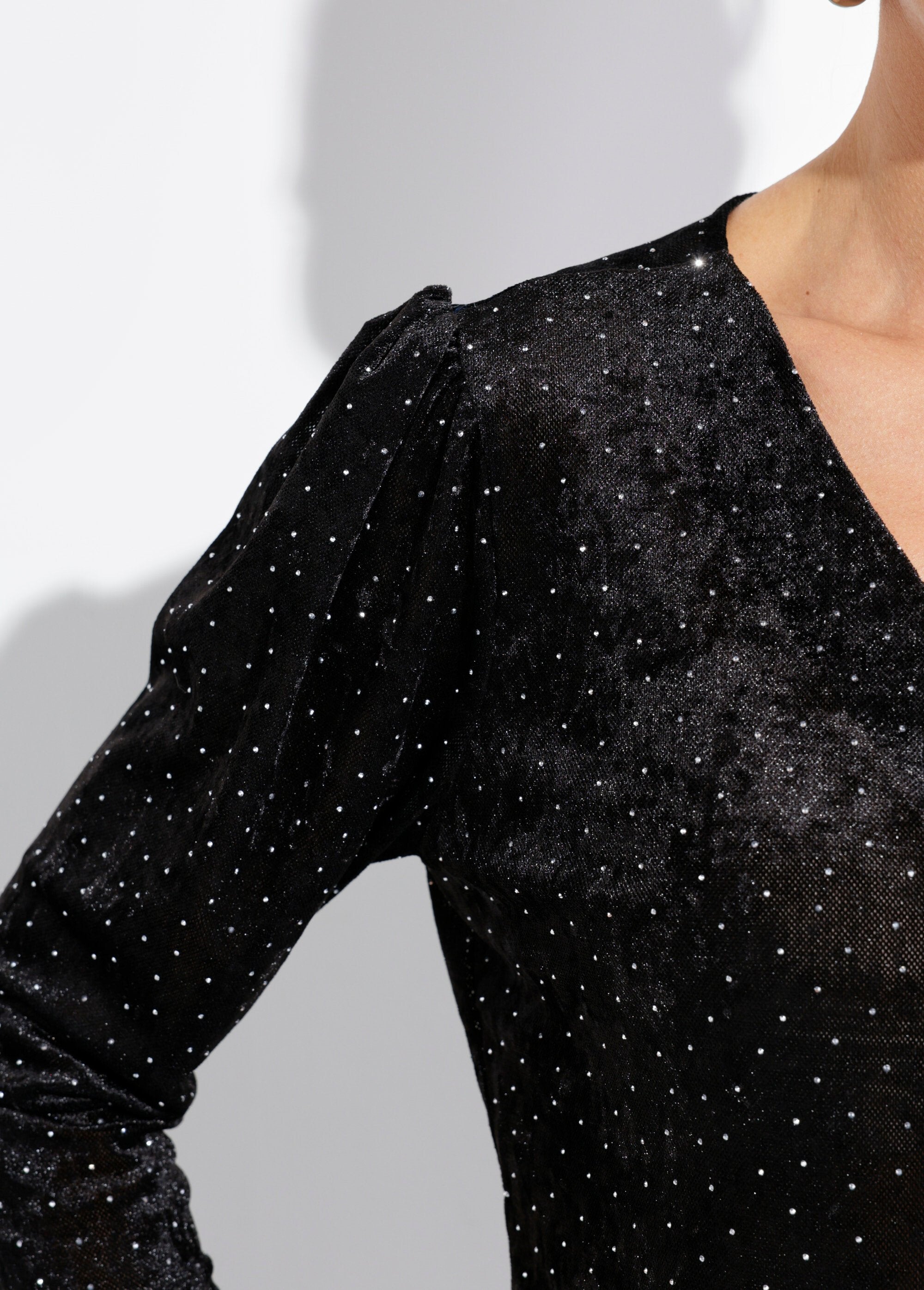 Chic_V-neck_tunic,_velvet_with_rhinestones_Black_DE2_slim