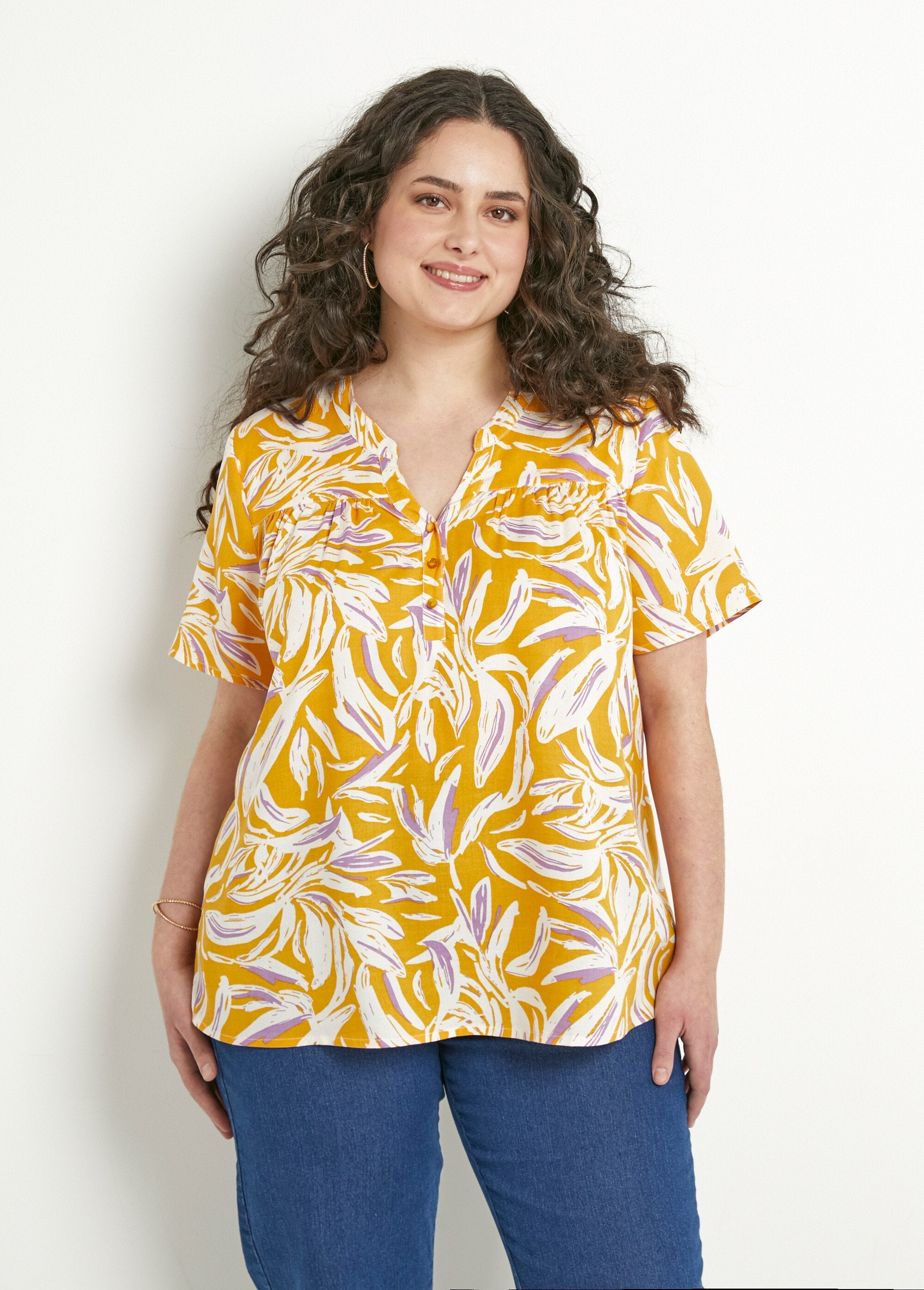 Loose_printed_buttoned_V-neck_tunic_Yellow_and_white_FA1_curvy