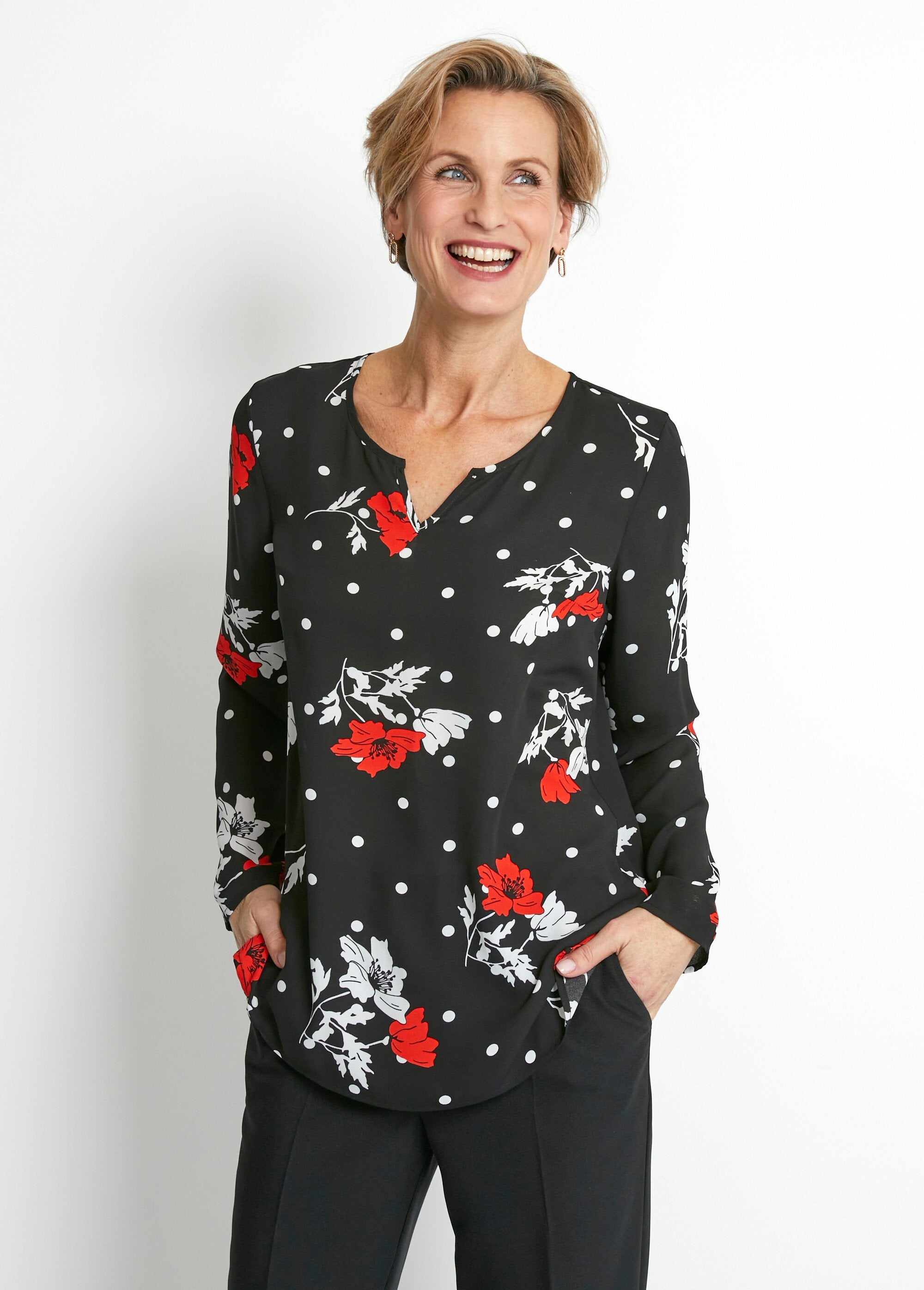 Short_straight_floral_tunic_Black_background_FA1_slim