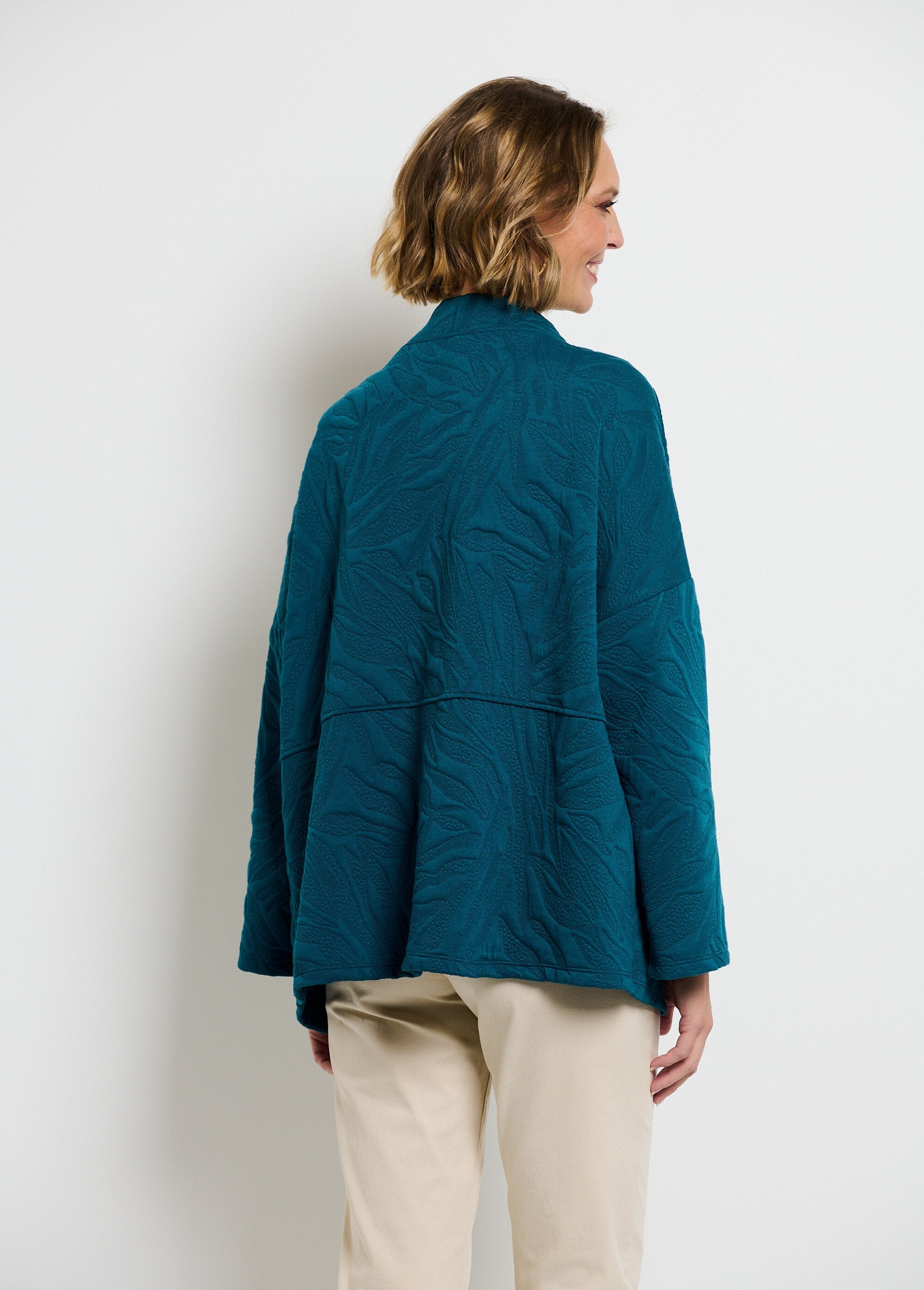 Edge-to-edge_embossed-knit_jacket_Canard_DO1_slim