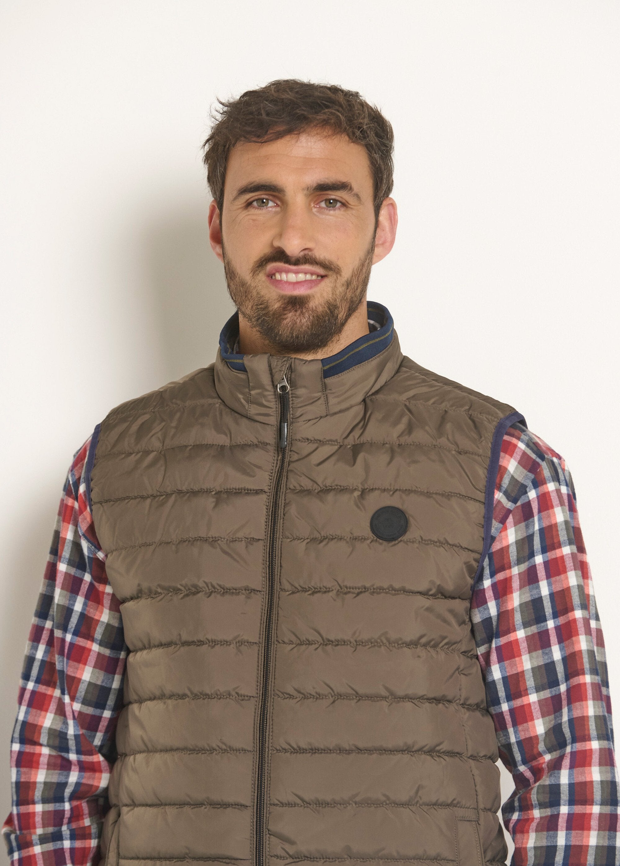 Sleeveless_water-repellent_quilted_jacket_Khaki_DE1_slim